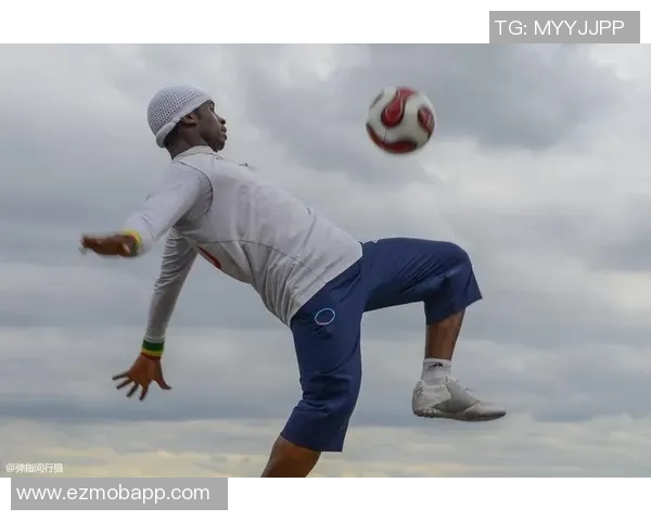 国外足球明星街头表演引发热潮球迷热情互动展现非凡技艺